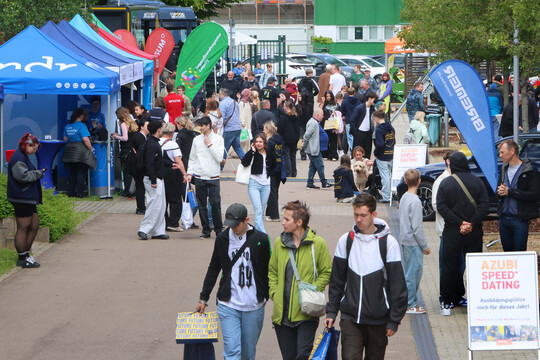Mehrere hundert Besucherinnen und Besucher haben sich am Sonnabend beim Aktionstag Lehrstellen für Berufe in Büros und Werkhallen, bei der Polizei oder im Einzelhandel inspirieren lassen. 