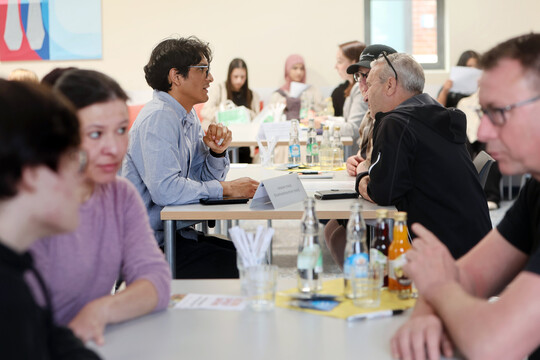 Personalverantwortliche treffen auf Ausbildungsinteressierte: Beim Azubi-Speed-Dating konnten Jugendliche abchecken, welche Arbeitgeber in welchen Berufsfeldern in diesem Jahr noch freie Plätze haben. 